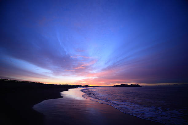 shore y enoshima de la mañana, glow - sunset sea tranquil scene sunrise fotografías e imágenes de stock