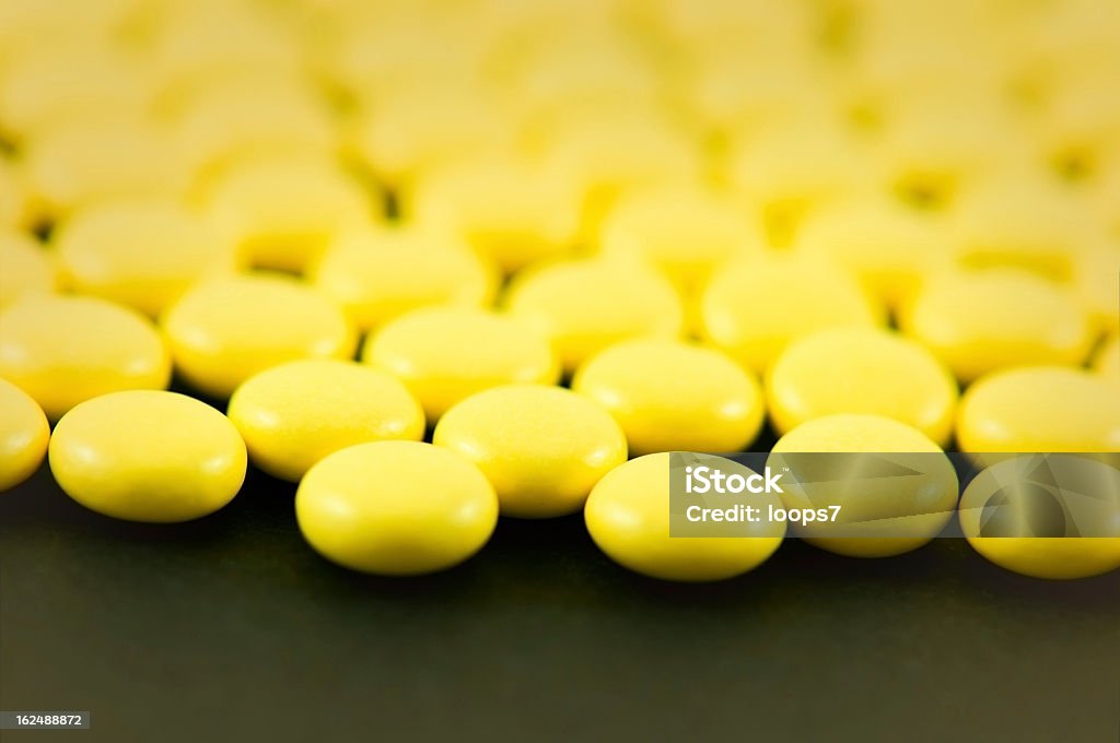 Píldoras médicas - Foto de stock de Amarillo - Color libre de derechos