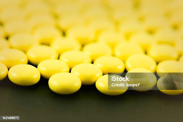 De Medicina Comprimido - Fotografias de stock e mais imagens de Amarelo - Amarelo, Antibiótico, Beleza