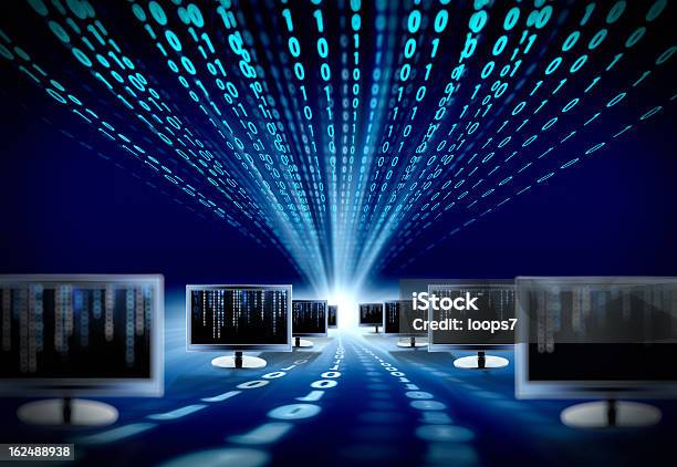 Binärcode Und Computermonitor Stockfoto und mehr Bilder von Virtuelle Realität - Virtuelle Realität, Maschinenteil - Ausrüstung und Geräte, Daten