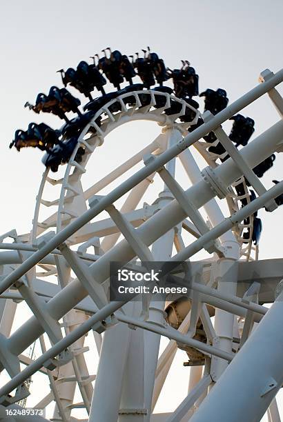 Nowoczesne Rollercoaster - zdjęcia stockowe i więcej obrazów Atrakcja w wesołym miasteczku - Atrakcja w wesołym miasteczku, Elementy z pętlą, Fotografika