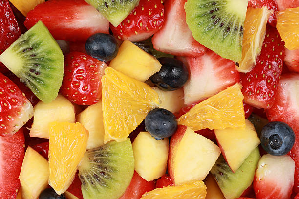 vista superior de una ensalada de frutas - fruit salad freshness strawberry fotografías e imágenes de stock
