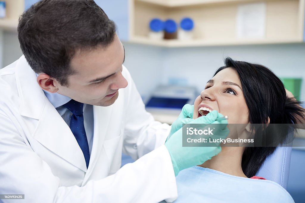 Dentista trabajando en paciente de dientes - Foto de stock de Adulto libre de derechos