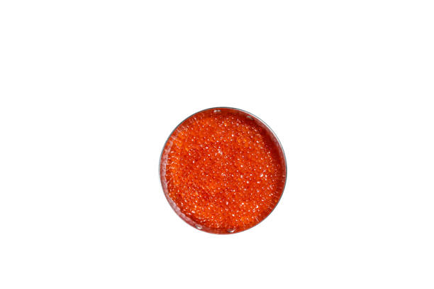 木の板の上にフライパンの赤いキャビア。 白い背景に高品質の分離型。 - caviar salmon red gourmet ストックフォトと画像