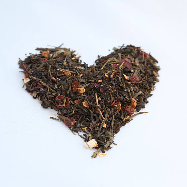 destaque de chá em forma de coração - heart shape isolated isolated on white tea leaves - fotografias e filmes do acervo