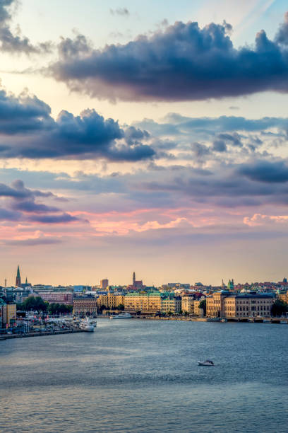 die stadt stockholm bei sonnenuntergang, schweden - stockholm sweden flag swedish culture stock-fotos und bilder