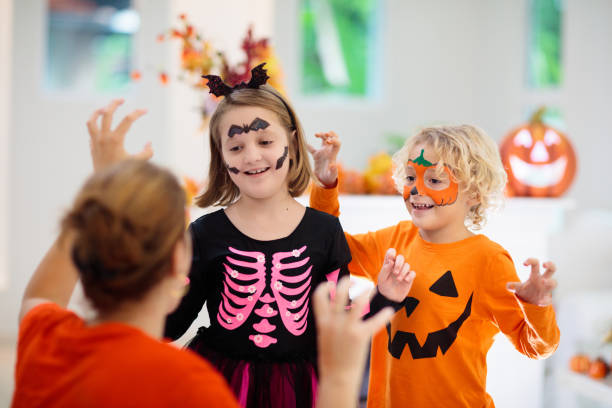 enfant dans le costume d'halloween. les enfants s'enclens ou se régale. - spider mum photos et images de collection