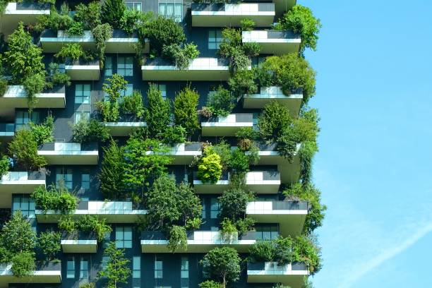 edificio moderno con alberi sui balconi - architettura ecologica foto e immagini stock