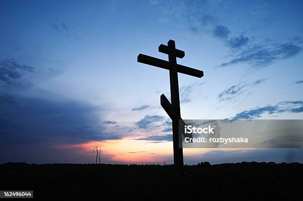 Forma Di Croce Con Il Tramonto - Fotografie stock e altre immagini di Ambientazione esterna - Ambientazione esterna, Cattolicesimo, Cielo