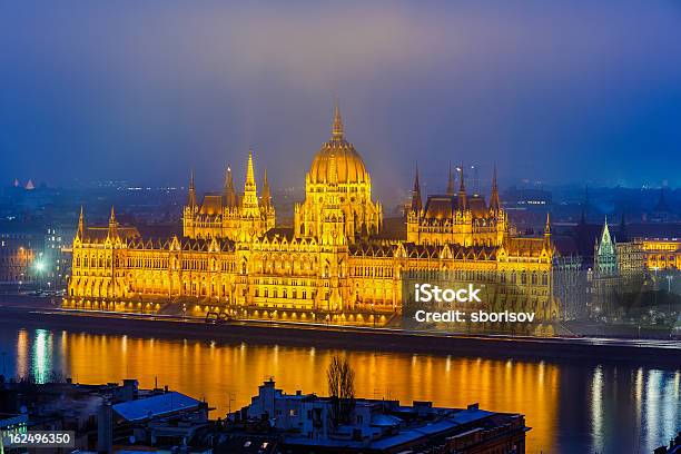 Edifício Do Parlamento Em Budapeste - Fotografias de stock e mais imagens de Budapeste - Budapeste, Nevoeiro, Rio Danúbio