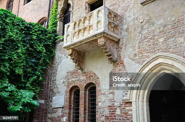 Balkon Z Juliet House Verona - zdjęcia stockowe i więcej obrazów Architektura - Architektura, Balkon, Bez ludzi