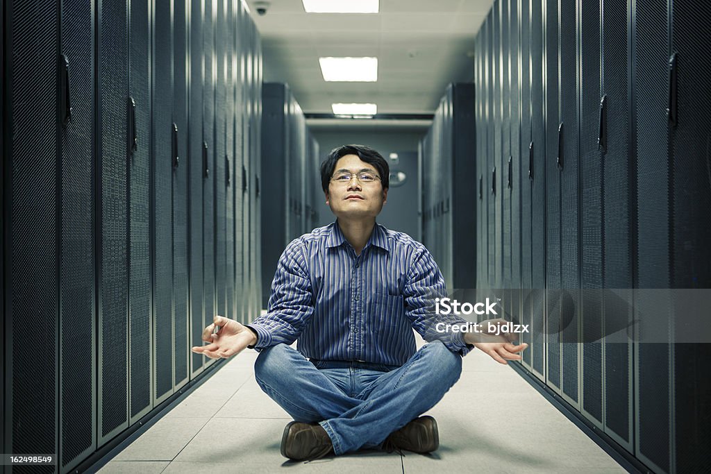 business Mann Praxis yoga auf Netzwerk-server-Raum - Lizenzfrei Arbeiten Stock-Foto