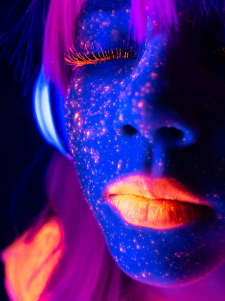 primer plano de una cara femenina futurista bajo luces de neón - face paint audio fotografías e imágenes de stock