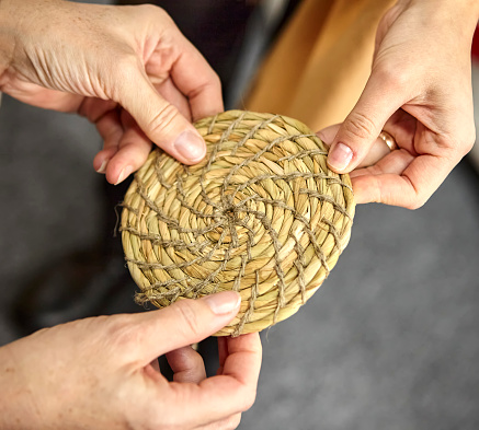 Weaving hat. Patterns of hats woven from Toei Panan.