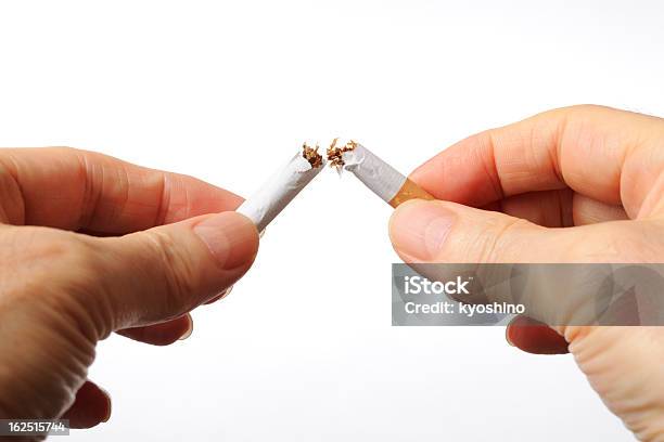 遮断タバコの喫煙にはquit を白背景 - カットアウトのストックフォトや画像を多数ご用意 - カットアウト, クローズアップ, コンセプト