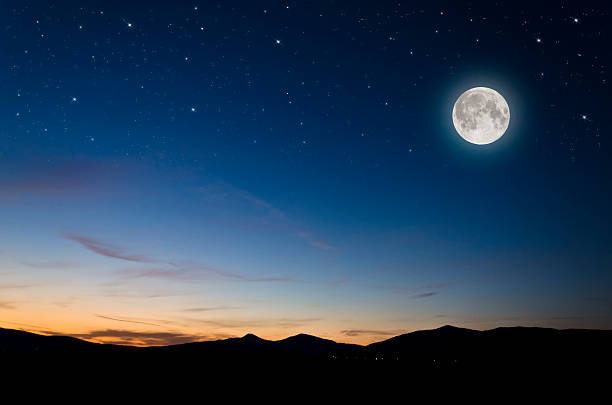 moon en las montañas - azul oscuro fotos fotografías e imágenes de stock