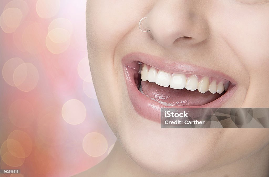 Maquiagem Natural. Beleza sorriso. Lábios sensuais - Foto de stock de Adulto royalty-free