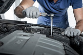 mechaniker-repariert-eine-autopanne.jpg?b=1&s=170x170&k=20&c=bFVhcmNfkpwEemKy3dEa9uTZLagKW3PE6A-ZAnd-648=