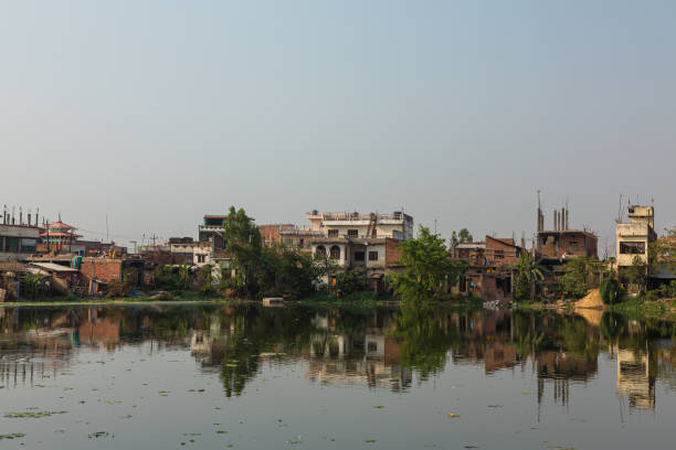 il paesaggio urbano e il grande stagno nei sobborghi di janakpur, un luogo sacro dell'induismo in nepal - janakpur foto e immagini stock