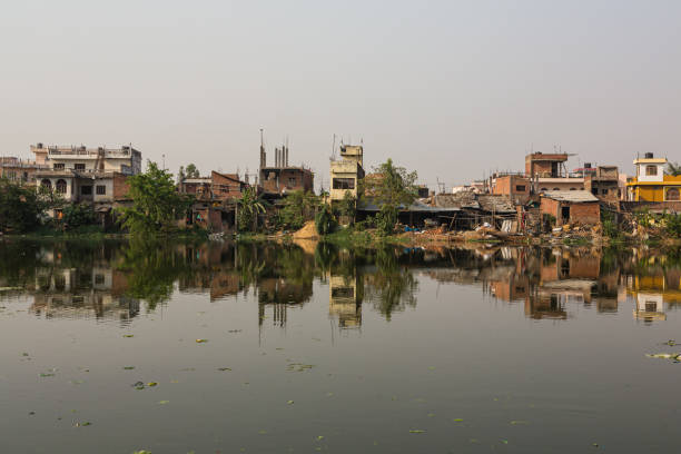 pejzaż miejski i duży staw na przedmieściach janakpur, świętego miejsca hinduizmu w nepalu - janakpur zdjęcia i obrazy z banku zdjęć