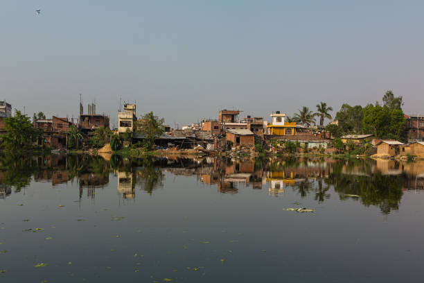 le paysage urbain et le grand étang dans la banlieue de janakpur, un lieu sacré de l’hindouisme au népal - janakpur photos et images de collection