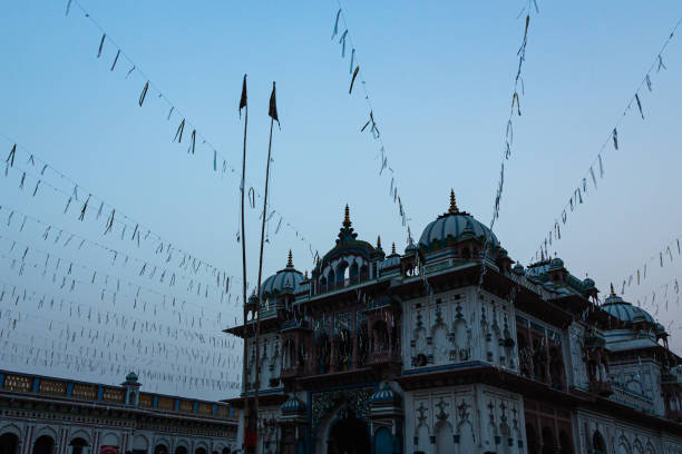 tempio janaki nel centro di janakpur, un luogo sacro dell'induismo in nepal - janakpur foto e immagini stock