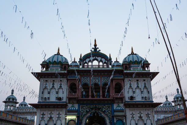 temple janaki au centre de janakpur, un lieu sacré de l’hindouisme au népal - janakpur photos et images de collection