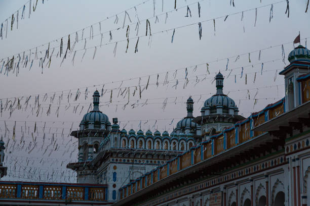 świątynia janaki w centrum janakpur, świętego miejsca hinduizmu w nepalu - janakpur zdjęcia i obrazy z banku zdjęć