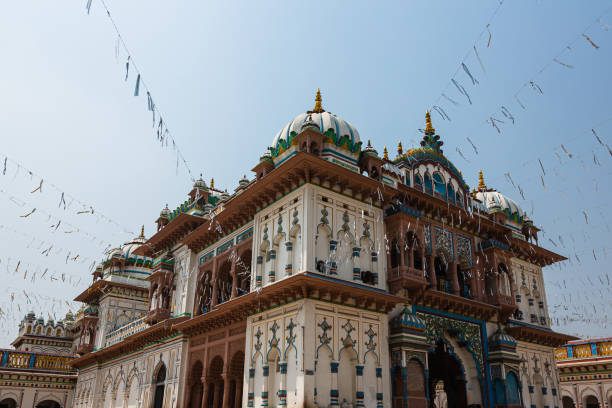 tempio janaki nel centro di janakpur, un luogo sacro dell'induismo in nepal - janakpur foto e immagini stock