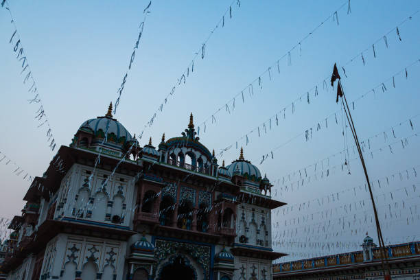 temple janaki au centre de janakpur, un lieu sacré de l’hindouisme au népal - janakpur photos et images de collection