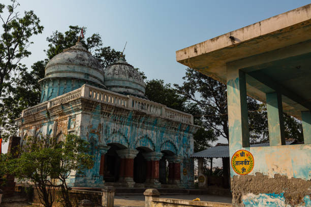 temple hindou dans la banlieue de janakpur, lieu sacré de l’hindouisme au népal - janakpur photos et images de collection