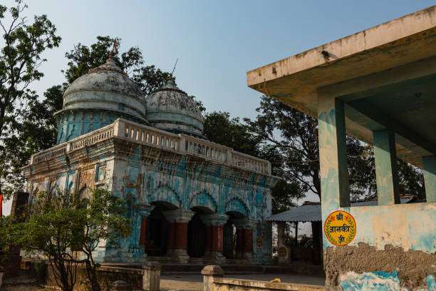 tempio indù nella periferia di janakpur, un luogo sacro dell'induismo in nepal - janakpur foto e immagini stock