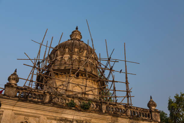 temple hindou à janakpur, un lieu sacré de l’hindouisme au népal - janakpur photos et images de collection