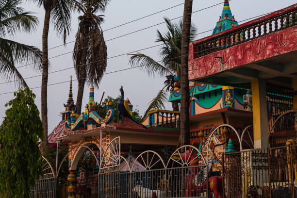 temple hindou à janakpur, un lieu sacré de l’hindouisme au népal - janakpur photos et images de collection