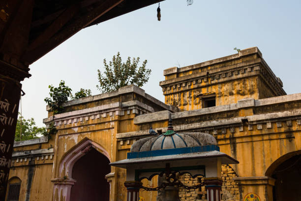 temple hindou à janakpur, un lieu sacré de l’hindouisme au népal - janakpur photos et images de collection