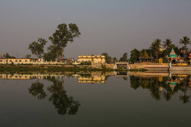 duży staw kąpielowy i hinduistyczna świątynia w janakpur, hinduskim świętym miejscu w nepalu - janakpur zdjęcia i obrazy z banku zdjęć