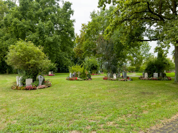 un petit cimetière très bien entretenu - cemetery crossing green grass photos et images de collection
