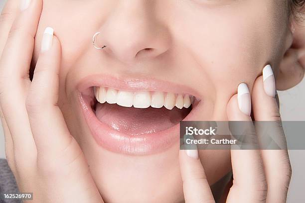 Saudável Boca Beleza Sorrir Manicure Francesa - Fotografias de stock e mais imagens de Piercing - Piercing, Nariz, Adulto