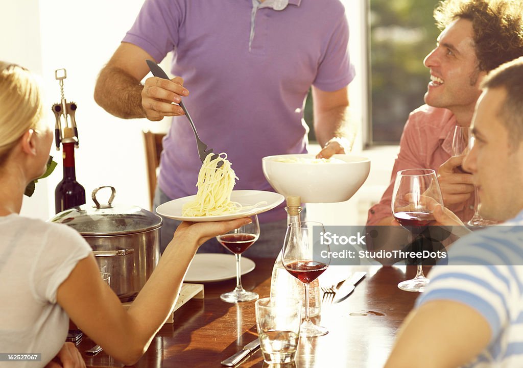 Guy mit pasta und seine Freunde - Lizenzfrei Alkoholisches Getränk Stock-Foto