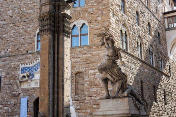 rzeźba wewnątrz loggia della signoria na piazza della signoria we florencji, włochy - loggia dei lanzi zdjęcia i obrazy z banku zdjęć