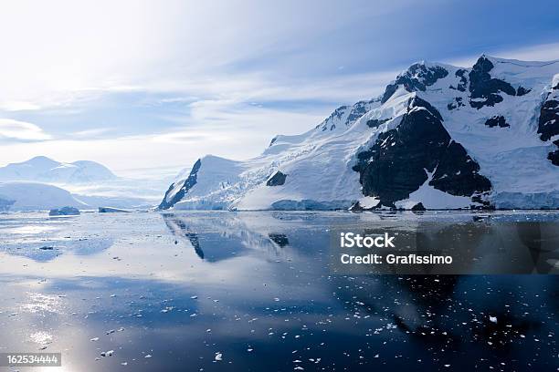 Antarktyda Kanał Lemaire Snowy Góry - zdjęcia stockowe i więcej obrazów Antarktyda - Antarktyda, Chłodny, Cud natury