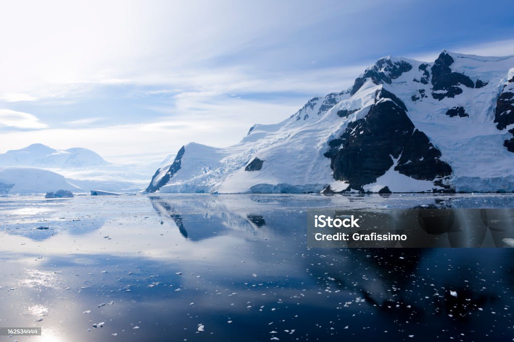 Antártica Canal de Lemaire Montanha Nevada - Foto de stock de Antártica royalty-free