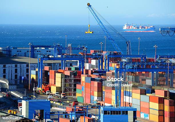 Shipping Container Im Hafen Bereit Für Geladen Stockfoto und mehr Bilder von Chile - Chile, Hafen, Valparaiso - Region Valparaiso