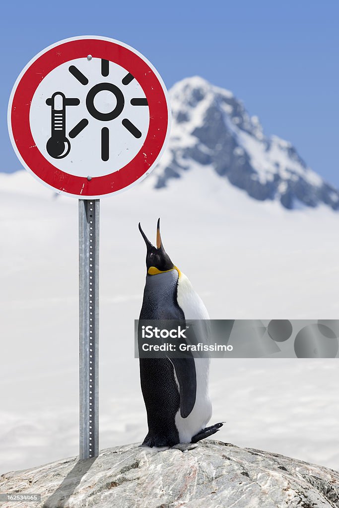 Antartide Re Pinguino con segnaletica stradale Riscaldamento globale - Foto stock royalty-free di Cambiamenti climatici