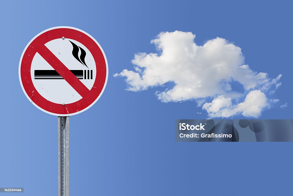 ブルースカイに禁煙の交通標識 - 禁煙マークのロイヤリティフリーストックフォト