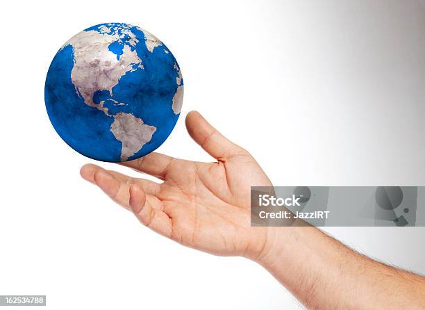 Mão Humana Segurando A Terra - Fotografias de stock e mais imagens de Globo terrestre - Globo terrestre, Branco, De aparência caucasiana