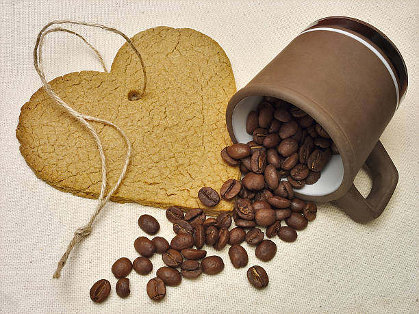 Biscoito de coração e grãos de café - fotografia de stock