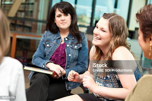 Glückliche Teenager In Einer Gruppendiskussion Ambiente Stockfoto und mehr Bilder von Alternative Behandlungsmethode