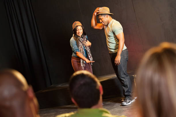 atores no palco realizando em frente do público - theater arts - fotografias e filmes do acervo