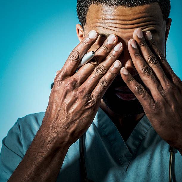 agotado médico - frotarse los ojos fotografías e imágenes de stock